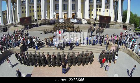 RUSSIA, MOSCA – 20 MAGGIO 2014: Molte persone assistono ad esibizioni con l'orchestra militare vicino al Teatro accademico centrale dell'esercito russo nella primavera soleggiata Foto Stock