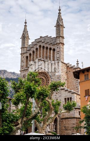 Chiesa di Sant Bartomeu nella piazza cittadina di Soller, Mallorca, Spagna Foto Stock