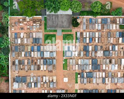 Itaja, Goias, Brasile - 04 13 2024: Immagine aerea del cimitero comunale di itaja goias Foto Stock