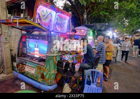 Cocktail bar VW bus a Soi Rambuttri. Negozio di cannabis, negozio di piante infestanti, quartiere di Khao San, Bangkok Foto Stock