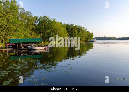 Vista serale dal litorale di un lago settentrionale nella contea di Washburn, Wisconsin. Foto Stock