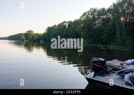 Vista serale dal litorale di un lago settentrionale nella contea di Washburn, Wisconsin. Foto Stock