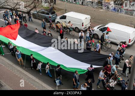 Demo zur Solidarität mit Palästina vom Oranienplatz bis Sonnenallee, Berlin-Neukölln Foto Stock