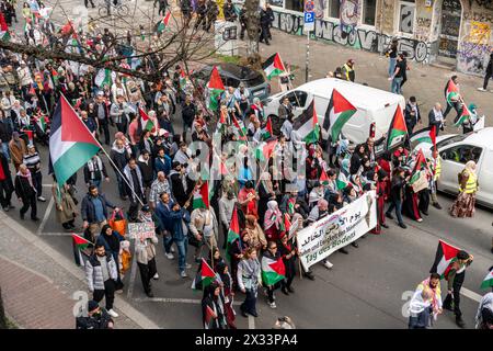 Demo zur Solidarität mit Palästina vom Oranienplatz bis Sonnenallee, Berlin-Neukölln Foto Stock