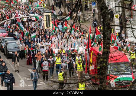 Demo zur Solidarität mit Palästina vom Oranienplatz bis Sonnenallee, Berlin-Neukölln Foto Stock