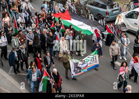 Demo zur Solidarität mit Palästina vom Oranienplatz bis Sonnenallee, Berlin-Neukölln Foto Stock