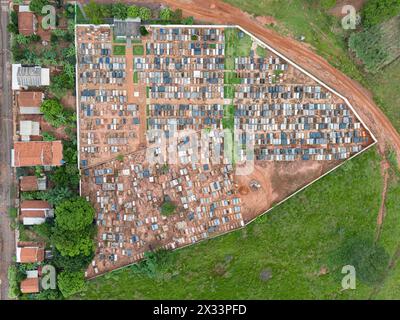 Itaja, Goias, Brasile - 04 13 2024: Immagine aerea del cimitero comunale di itaja goias Foto Stock