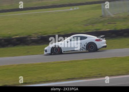 Porsche si ferma al circuito di Pembrey a Pembrey, Carmarthenshire, Galles, Regno Unito Foto Stock