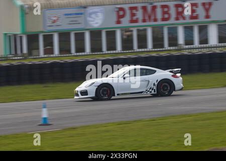 Porsche si ferma al circuito di Pembrey a Pembrey, Carmarthenshire, Galles, Regno Unito Foto Stock