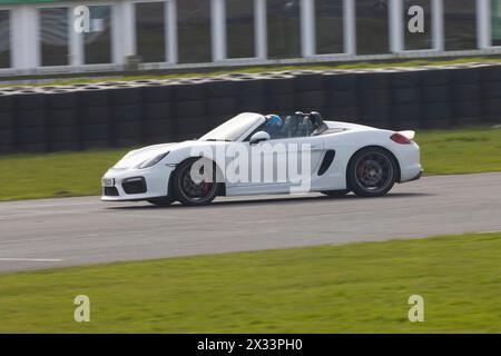 Porsche si ferma al circuito di Pembrey a Pembrey, Carmarthenshire, Galles, Regno Unito Foto Stock