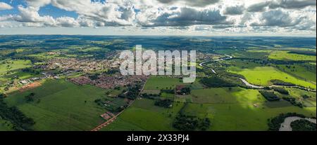 Cassilandia, Mato grosso do sul, Brasile - 04 18 2024: Immagine aerea della città di cassilandia nel panorama Foto Stock