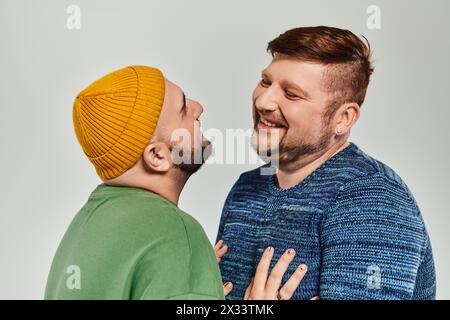 Due uomini vicini, coinvolti in una conversazione. Foto Stock