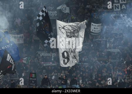 Roma, Italia. 23 aprile 2024. Tifosi Juventus durante la semifinale della seconda tappa - Coppa Italia partita tra SS Lazio e Juventus FC allo Stadio Olimpico il 23 aprile 2024 a Roma, italia punteggio finale 2-1 (foto di Agostino Gemito/Pacific Press) crediti: Pacific Press Media Production Corp./Alamy Live News Foto Stock