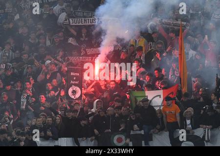 Roma, Italia. 23 aprile 2024. Tifosi Juventus durante la semifinale della seconda tappa - Coppa Italia partita tra SS Lazio e Juventus FC allo Stadio Olimpico il 23 aprile 2024 a Roma, italia punteggio finale 2-1 (foto di Agostino Gemito/Pacific Press) crediti: Pacific Press Media Production Corp./Alamy Live News Foto Stock