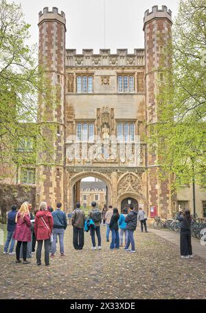 Gruppo di turisti fuori dalla torre, ingresso al Trinity College, Università di Cambridge, Inghilterra. Foto Stock