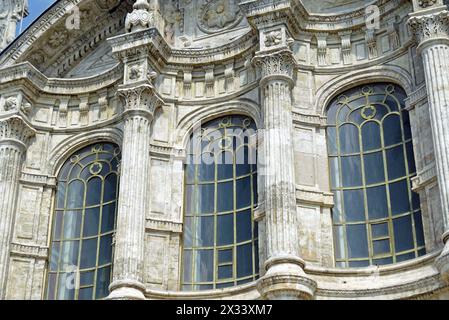 Finestre ad arco al livello superiore della Moschea Ortakoy del Sultano, situata nel quartiere Besiktas di Istanbul (Turchia) Foto Stock
