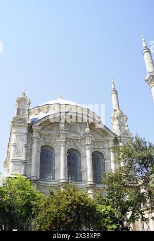Vista della facciata della Moschea di Ortakoy, un famoso esempio di architettura barocca ottomana costruita sulle rive del Bosforo a Istanbul, Turchia Foto Stock