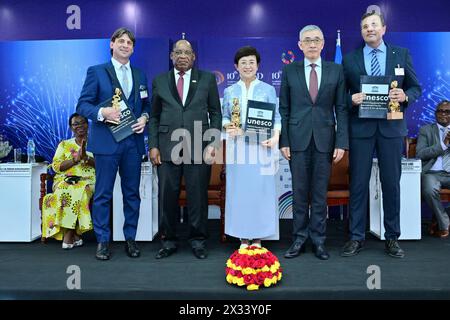 (240424) -- ADDIS ABEBA, 24 aprile 2024 (Xinhua) -- tre scienziati che hanno ricevuto il premio internazionale UNESCO-Guinea Equatoriale 2024 per la ricerca nelle scienze della vita posano per una foto di gruppo con presentatori di premi ad Addis Abeba, Etiopia, 23 aprile 2024. L'Organizzazione delle Nazioni Unite per l'educazione, la scienza e la cultura (UNESCO) ha annunciato martedì che tre scienziati provenienti da Cina, Egitto e Grecia hanno vinto il premio internazionale UNESCO-Guinea Equatoriale 2024 per la ricerca nelle scienze della vita. Qiao Jie di Cina, Mohamed Ali Farag di Egitto e Triantafyllos Stylianopoulos di Grecia ricevettero t Foto Stock