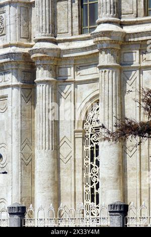 Decorazioni sulla facciata della Moschea Ortakoy di Istanbul: Colonne di pietra, cornici, una finestra con un reticolo aperto in stile barocco ottomano Foto Stock