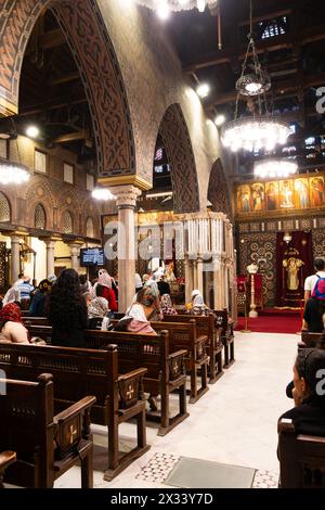 Adoratori nella chiesa greco-ortodossa copta del Vecchio Cairo di Santa Vergine Maria, il Cairo, Egitto Foto Stock