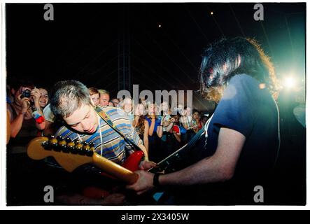 MOGWAI, ALL'INIZIO DELLA CARRIERA, CONCERTO del 1997: Un giovane Stuart Braithwaite e John Cummings di Mogwai che suonano di fronte alla barriera della folla nella fossa sul Melody Maker Stage al Reading Festival, Reading, Regno Unito, il 24 agosto 1997. Foto: Rob Watkins. INFO: I Mogwai, un gruppo post-rock scozzese formatosi nel 1995, incantano gli ascoltatori con i loro ampi paesaggi sonori e gli strumenti emozionali. Noti per le loro composizioni dinamiche e le potenti esibizioni dal vivo, la loro musica evoca una serie di emozioni, dall'introspezione all'euforia. Foto Stock