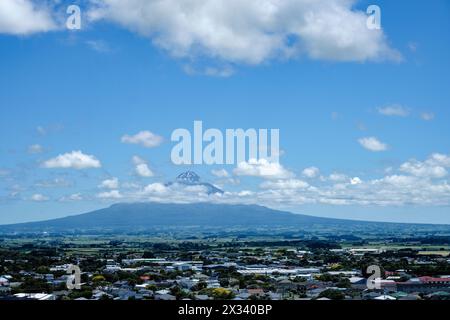 Vista dalla Torre dell'acqua di Hawera al Monte Taranaki, Isola del Nord, Nuova Zelanda Foto Stock