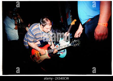 MOGWAI, ALL'INIZIO DELLA CARRIERA, CONCERTO del 1997: Un giovane Stuart Braithwaite e John Cummings di Mogwai suonano al Melody Maker Stage al Reading Festival, Reading, Regno Unito, il 24 agosto 1997. Foto: Rob Watkins. INFO: I Mogwai, un gruppo post-rock scozzese formatosi nel 1995, incantano gli ascoltatori con i loro ampi paesaggi sonori e gli strumenti emozionali. Noti per le loro composizioni dinamiche e le potenti esibizioni dal vivo, la loro musica evoca una serie di emozioni, dall'introspezione all'euforia. Foto Stock