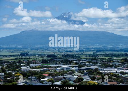 Vista dalla Torre dell'acqua di Hawera al Monte Taranaki, Isola del Nord, Nuova Zelanda Foto Stock