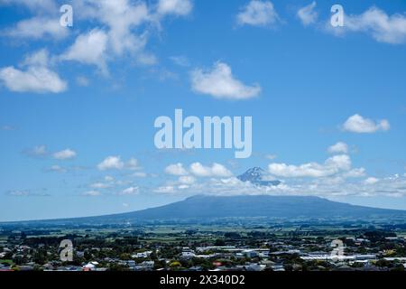 Vista dalla Torre dell'acqua di Hawera al Monte Taranaki, Isola del Nord, Nuova Zelanda Foto Stock