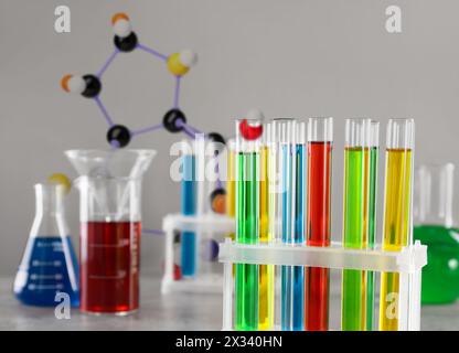 Diversi modelli di vetreria e molecole in laboratorio Foto Stock