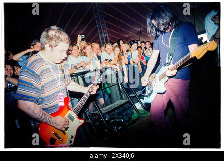 MOGWAI, ALL'INIZIO DELLA CARRIERA, CONCERTO del 1997: Un giovane Stuart Braithwaite e John Cummings di Mogwai che suonano di fronte alla barriera della folla nella fossa sul Melody Maker Stage al Reading Festival, Reading, Regno Unito, il 24 agosto 1997. Foto: Rob Watkins. INFO: I Mogwai, un gruppo post-rock scozzese formatosi nel 1995, incantano gli ascoltatori con i loro ampi paesaggi sonori e gli strumenti emozionali. Noti per le loro composizioni dinamiche e le potenti esibizioni dal vivo, la loro musica evoca una serie di emozioni, dall'introspezione all'euforia. Foto Stock