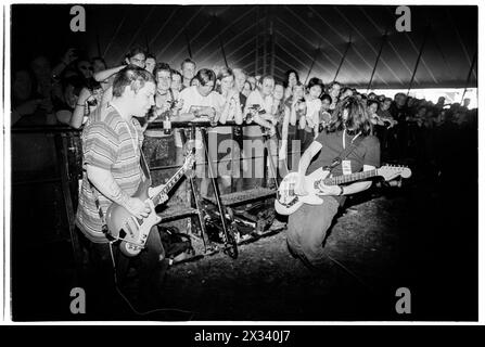 MOGWAI, ALL'INIZIO DELLA CARRIERA, CONCERTO del 1997: Un giovane Stuart Braithwaite e John Cummings di Mogwai che suonano di fronte alla barriera della folla nella fossa sul Melody Maker Stage al Reading Festival, Reading, Regno Unito, il 24 agosto 1997. Foto: Rob Watkins. INFO: I Mogwai, un gruppo post-rock scozzese formatosi nel 1995, incantano gli ascoltatori con i loro ampi paesaggi sonori e gli strumenti emozionali. Noti per le loro composizioni dinamiche e le potenti esibizioni dal vivo, la loro musica evoca una serie di emozioni, dall'introspezione all'euforia. Foto Stock