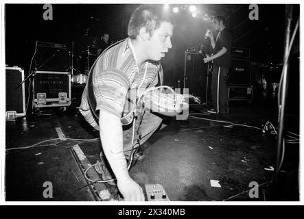 MOGWAI, ALL'INIZIO DELLA CARRIERA, CONCERTO del 1997: Un giovane Stuart Braithwaite di Mogwai che suona al Melody Maker Stage al Reading Festival, Reading, Regno Unito, il 24 agosto 1997. Foto: Rob Watkins. INFO: I Mogwai, un gruppo post-rock scozzese formatosi nel 1995, incantano gli ascoltatori con i loro ampi paesaggi sonori e gli strumenti emozionali. Noti per le loro composizioni dinamiche e le potenti esibizioni dal vivo, la loro musica evoca una serie di emozioni, dall'introspezione all'euforia. Foto Stock