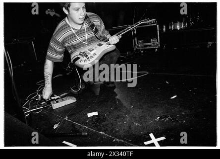 MOGWAI, ALL'INIZIO DELLA CARRIERA, CONCERTO del 1997: Un giovane Stuart Braithwaite di Mogwai che suona al Melody Maker Stage al Reading Festival, Reading, Regno Unito, il 24 agosto 1997. Foto: Rob Watkins. INFO: I Mogwai, un gruppo post-rock scozzese formatosi nel 1995, incantano gli ascoltatori con i loro ampi paesaggi sonori e gli strumenti emozionali. Noti per le loro composizioni dinamiche e le potenti esibizioni dal vivo, la loro musica evoca una serie di emozioni, dall'introspezione all'euforia. Foto Stock