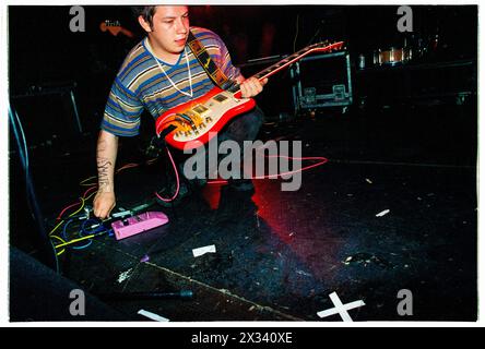 MOGWAI, ALL'INIZIO DELLA CARRIERA, CONCERTO del 1997: Un giovane Stuart Braithwaite di Mogwai che suona al Melody Maker Stage al Reading Festival, Reading, Regno Unito, il 24 agosto 1997. Foto: Rob Watkins. INFO: I Mogwai, un gruppo post-rock scozzese formatosi nel 1995, incantano gli ascoltatori con i loro ampi paesaggi sonori e gli strumenti emozionali. Noti per le loro composizioni dinamiche e le potenti esibizioni dal vivo, la loro musica evoca una serie di emozioni, dall'introspezione all'euforia. Foto Stock