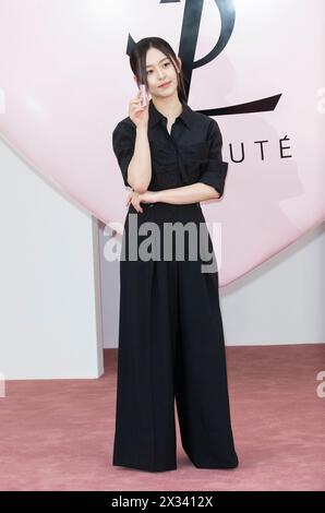 Seoul, Corea del Sud. 24 aprile 2024. L'attrice sudcoreana Park Ji-hu partecipa a una chiamata fotografica per l'evento pop-up di Yves Saint Laurent a Seoul, Corea del Sud, il 24 aprile 2024. (Foto di Lee Young-ho/Sipa USA) credito: SIPA USA/Alamy Live News Foto Stock