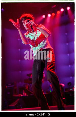 JARVIS COCKER, TOUR DI CLASSE DIFFERENTE, 1996: Jarvis Cocker della band Pulp che suona alla Cardiff International Arena CIA a Cardiff, Galles, Regno Unito, nel Different Class Tour il 21 febbraio 1996. Foto: Rob Watkins. INFO: Pulp, un gruppo musicale alternative rock britannico formato nel 1978, ha guadagnato importanza nell'era Britpop degli anni '90. Guidati da Jarvis Cocker, i loro successi come "Common People" e album come "Different Class" hanno definito il loro suono spiritoso e socialmente osservante, lasciando un segno indelebile sulla scena musicale alternativa. Foto Stock