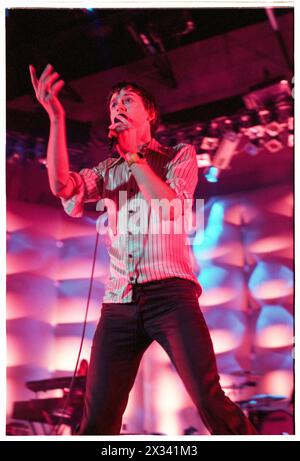 JARVIS COCKER, TOUR DI CLASSE DIFFERENTE, 1996: Jarvis Cocker della band Pulp che suona alla Cardiff International Arena CIA a Cardiff, Galles, Regno Unito, nel Different Class Tour il 21 febbraio 1996. Foto: Rob Watkins. INFO: Pulp, un gruppo musicale alternative rock britannico formato nel 1978, ha guadagnato importanza nell'era Britpop degli anni '90. Guidati da Jarvis Cocker, i loro successi come "Common People" e album come "Different Class" hanno definito il loro suono spiritoso e socialmente osservante, lasciando un segno indelebile sulla scena musicale alternativa. Foto Stock
