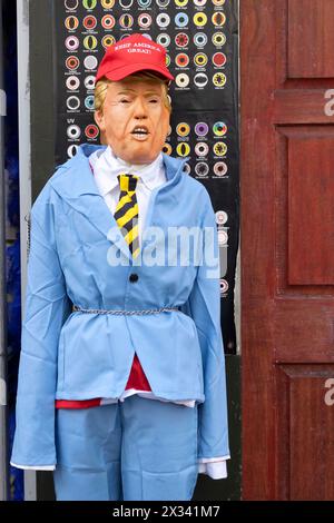 Donald Trump effigie manichino ritratto di manichino maschera esterna negozio di barzellette a Soho Londra Inghilterra Regno Unito KATHY DEWITT Foto Stock