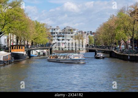 Crociera sui canali presso l'Irr. B. Bijvoetbrug Bridge ad Amsterdam Paesi Bassi 22-4-2024 Foto Stock