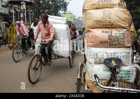 Rickshaws a ciclo pesante a Varanasi, India Foto Stock