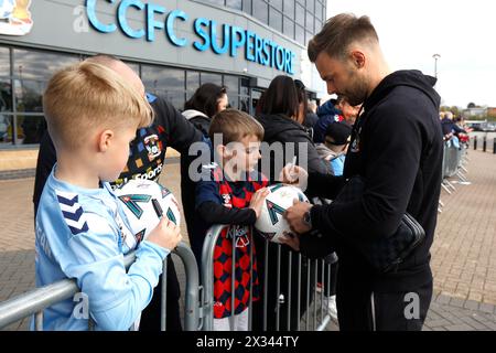 Matthew Godden di Coventry City firma autografi prima della partita per il campionato Sky Bet alla Coventry Building Society Arena di Coventry. Data foto: Mercoledì 24 aprile 2024. Foto Stock