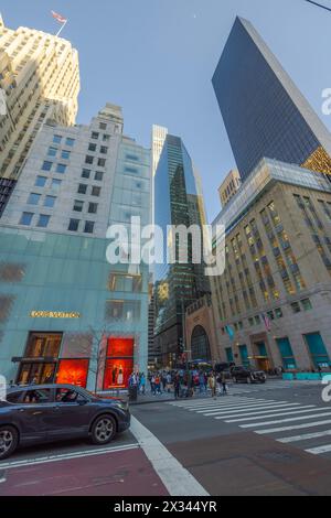 Splendida vista sulla Fifth Avenue con la boutique Louis Vuitton e le persone che attraversano la strada ai passaggi pedonali. New York. STATI UNITI. Foto Stock