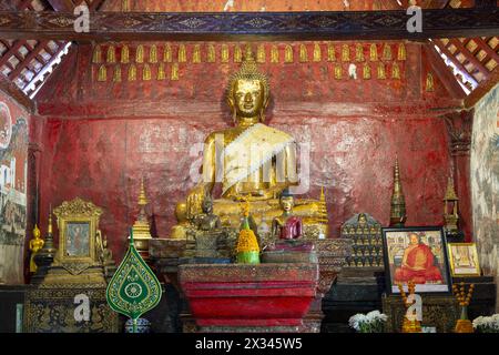 Statua del Buddha d'oro, Bhumispara-mudra, Buddha Gautama al momento dell'Illuminismo, Wat Long Koon, Luang Prabang, Laos, Asia Foto Stock