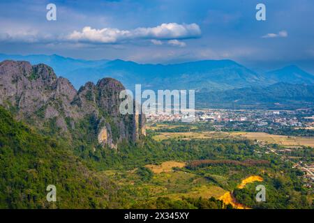 Panorama da Pha Ngern punto panoramico di Vang Vieng e Kart Landscape, Provincia di Vientiane, Laos, Asia Foto Stock