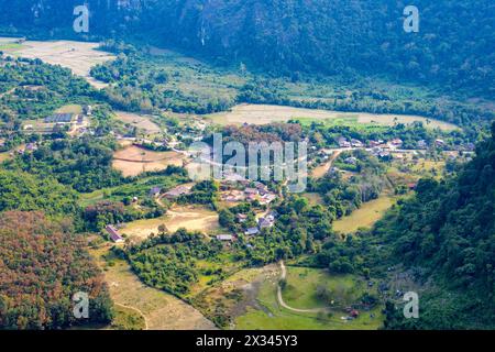 Panorama da Pha Ngern punto panoramico di Vang Vieng e Kart Landscape, Provincia di Vientiane, Laos, Asia Foto Stock