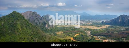 Panorama da Pha Ngern punto panoramico di Vang Vieng e Kart Landscape, Provincia di Vientiane, Laos, Asia Foto Stock