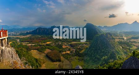 Panorama da Pha Ngern punto panoramico di Vang Vieng e Kart Landscape, Provincia di Vientiane, Laos, Asia Foto Stock