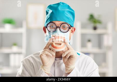 Divertente dentista con Model Jaw in Dental Clinic Foto Stock