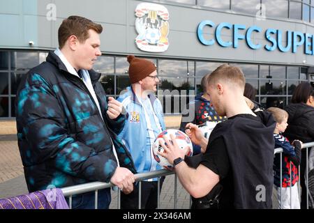 Jamie Allen di Coventry City firma autografi in vista della partita per lo Sky Bet Championship alla Coventry Building Society Arena di Coventry. Data foto: Mercoledì 24 aprile 2024. Foto Stock